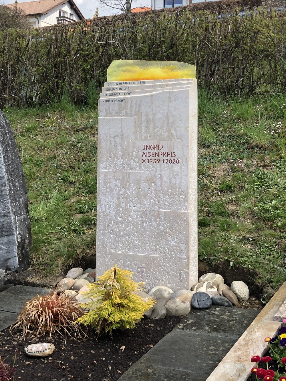 Schöner Grabstein handwerklich mit gelben Glaselement bearbeitet