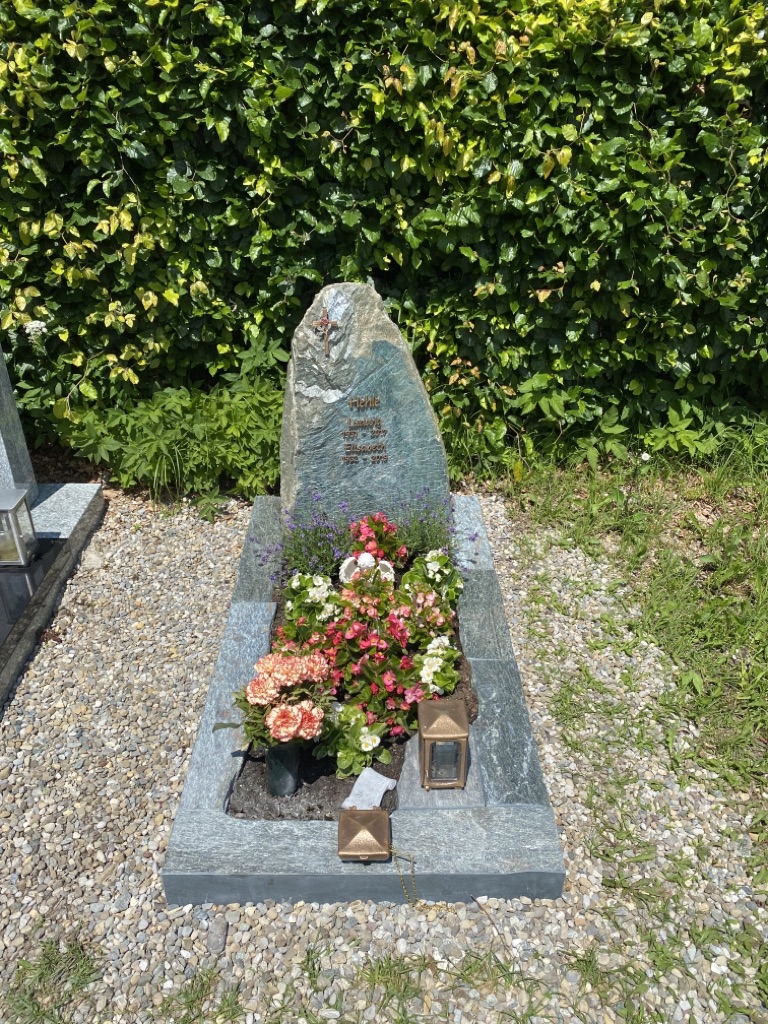 Felsengrabstein aus dunkelgrünem Naturstein mit natürlicher Spaltbruchoberfläche und Goldschrift