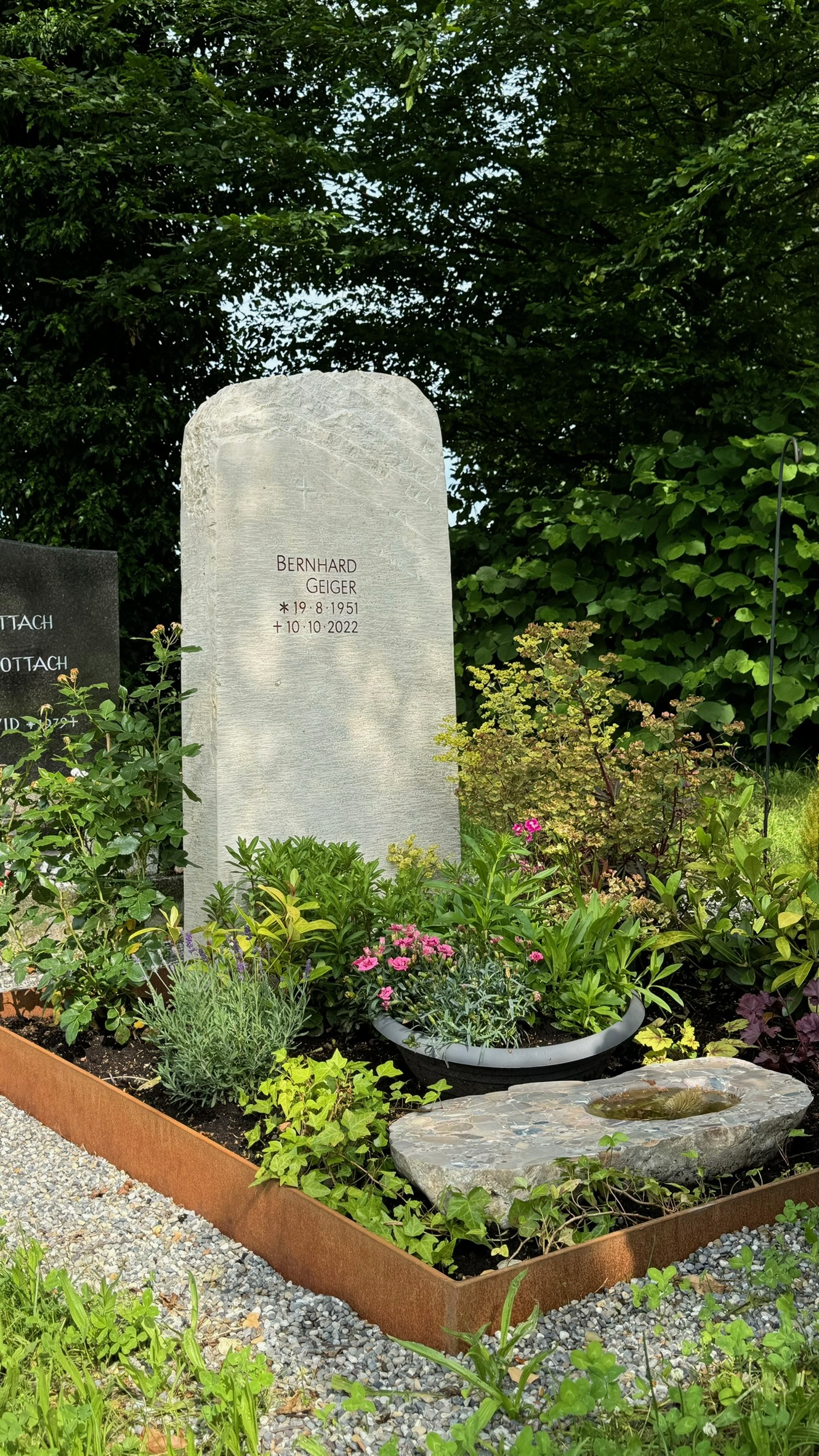 Grabstein aus Jurakalkstein mit Bergpanorama-Motiv – Bild 2