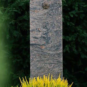 Freistehendes poliertes Kreuz aus schwarzem Granit auf flacher Steinplatte von STOI