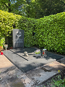 Polierter Schwarzgranit-Grabstein mit Kompassrose-Gravur und dunklem Grabanlage-Rahmen – STOI