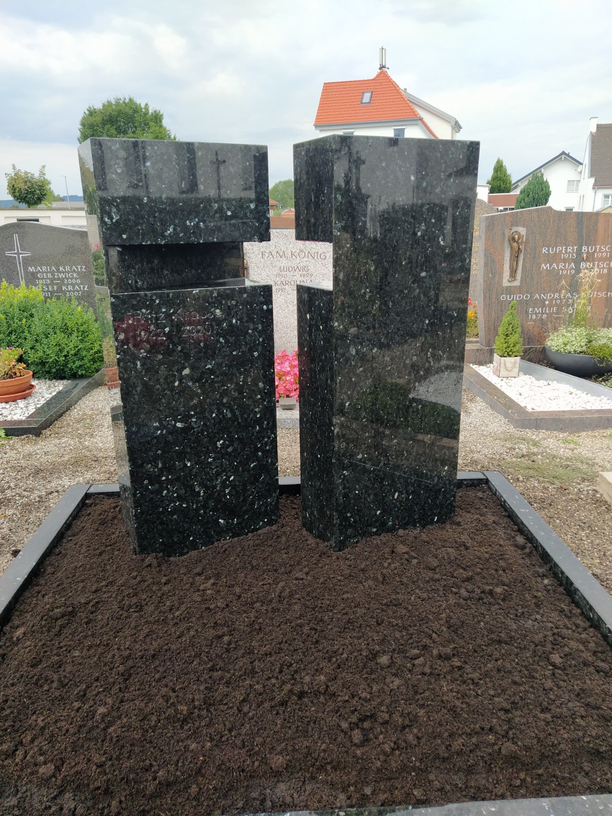 Moderner hochglanzpolierter dunkler Granit-Grabstein mit Kreuz-Motiv von STOI