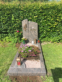 Hoher schwarzer polierter Granit-Grabstein mit elegantem Bronzemotiv, STOI Steinmetzwerkstatt
