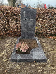 Polierter Blaugranit-Grabstein mit Kreuzgravur und Granitsockel – handwerklich von STOI Steinmetzwerkstatt