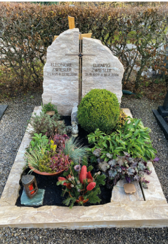 Zweiteiliges Doppelgrab aus zwei naturbelassenen Kalkstein-Felsstücken auf dem Friedhof – STOI Steinmetzwerkstatt