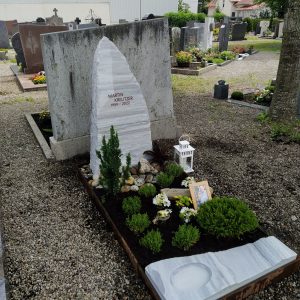 Hellgrauer Naturstein-Felsstein mit organischer Form, natürlichen Bruchkanten und Schriftgravur, Neuanlage 2025
