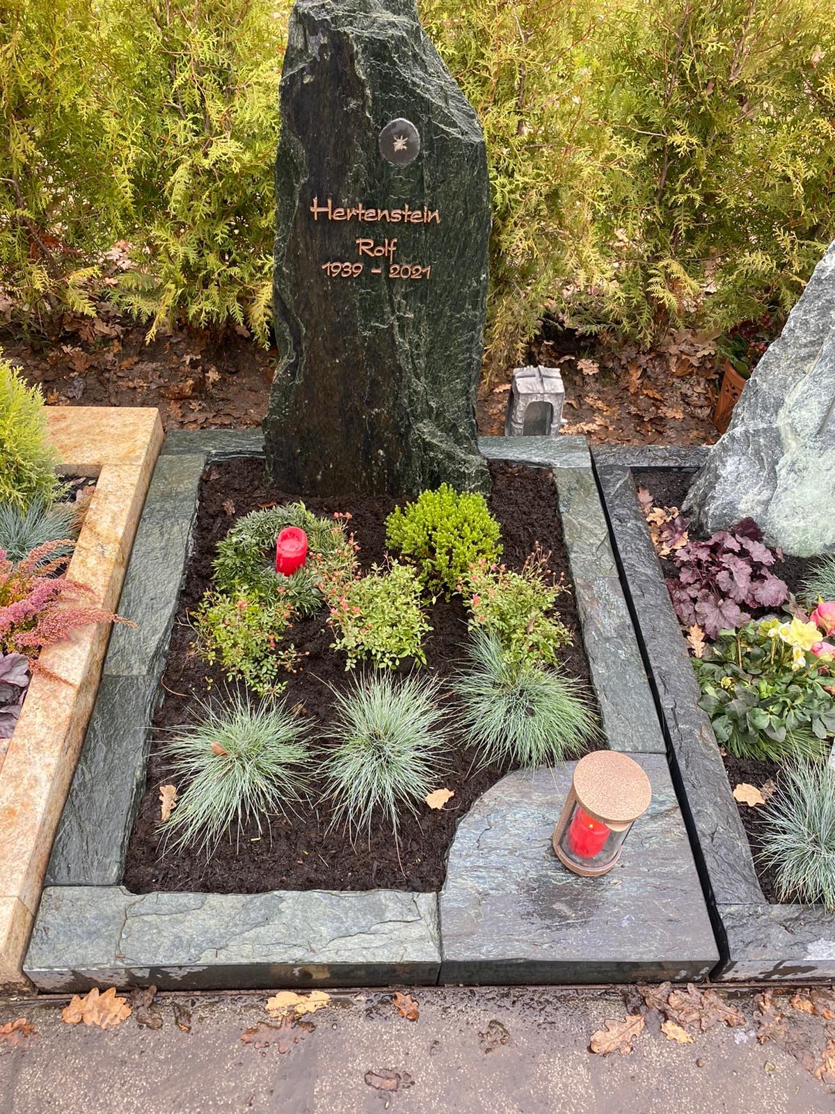Felsen-Grabstein aus dunkelgrünem Naturstein mit rundem Bronzeornament und Goldschrift – Ansicht 2