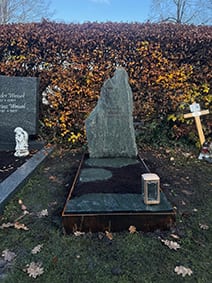 Natürlicher Fels-Grabstein aus dunkelgrünem Naturstein mit umrahmender Corten-Stahl Einfassung – Ansicht 2