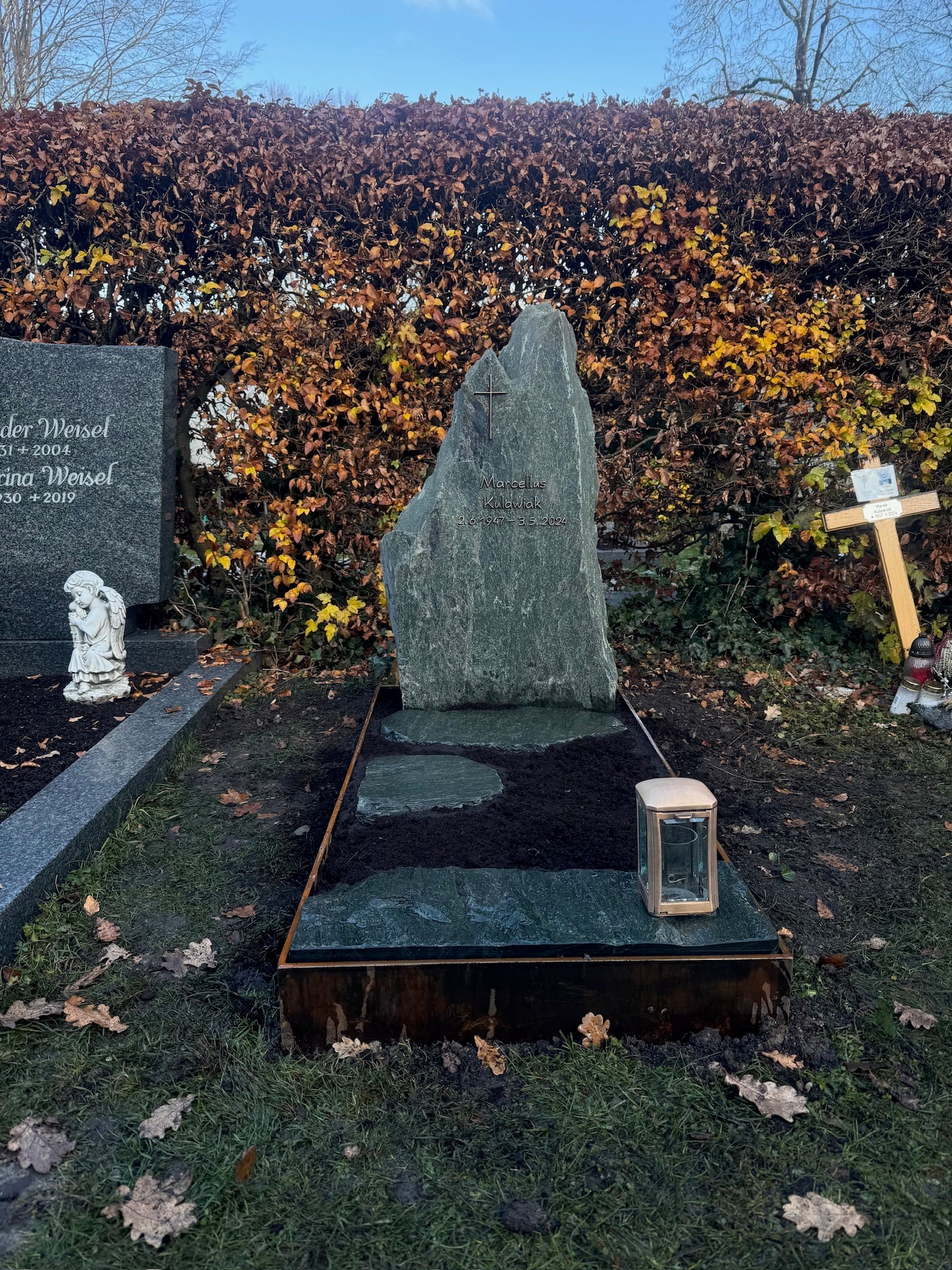 Natürlicher Fels-Grabstein aus dunkelgrünem Naturstein mit umrahmender Corten-Stahl Einfassung