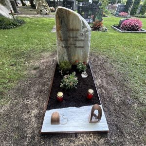 F | Felsengrabstein | Steinmetzwerkstatt Schlienz Kempten Allgäu
