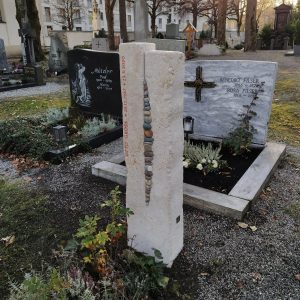 G 342 Gestalteter Kalkstein-Grabstein mit Kreuzrelief und warmem Naturstein-Felselement – STOI Steinmetzwerkstatt