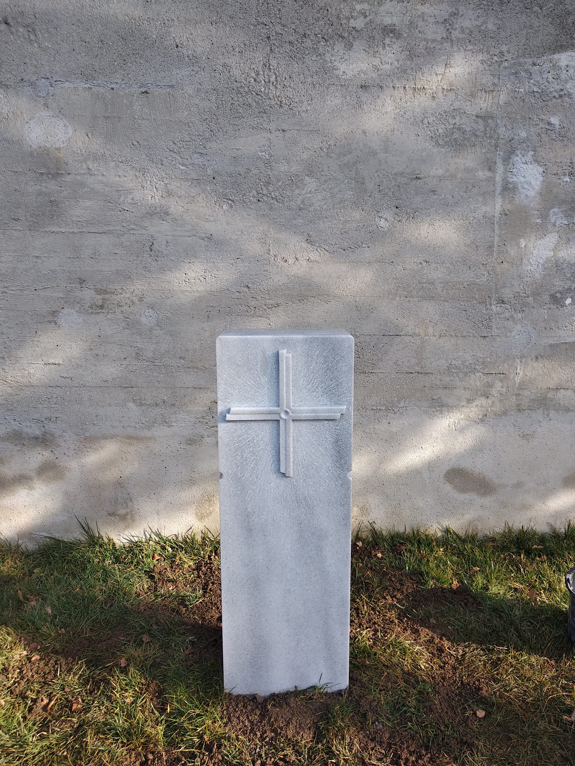 G 420 K | Grabstein mit Kreuz | Steinmetzwerkstatt Kempten Allgäu
