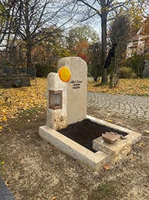 Grabstein G 422 – Kalkstein mit Glassonne, zweiteilig, Apfelbaumform — Ansicht 2