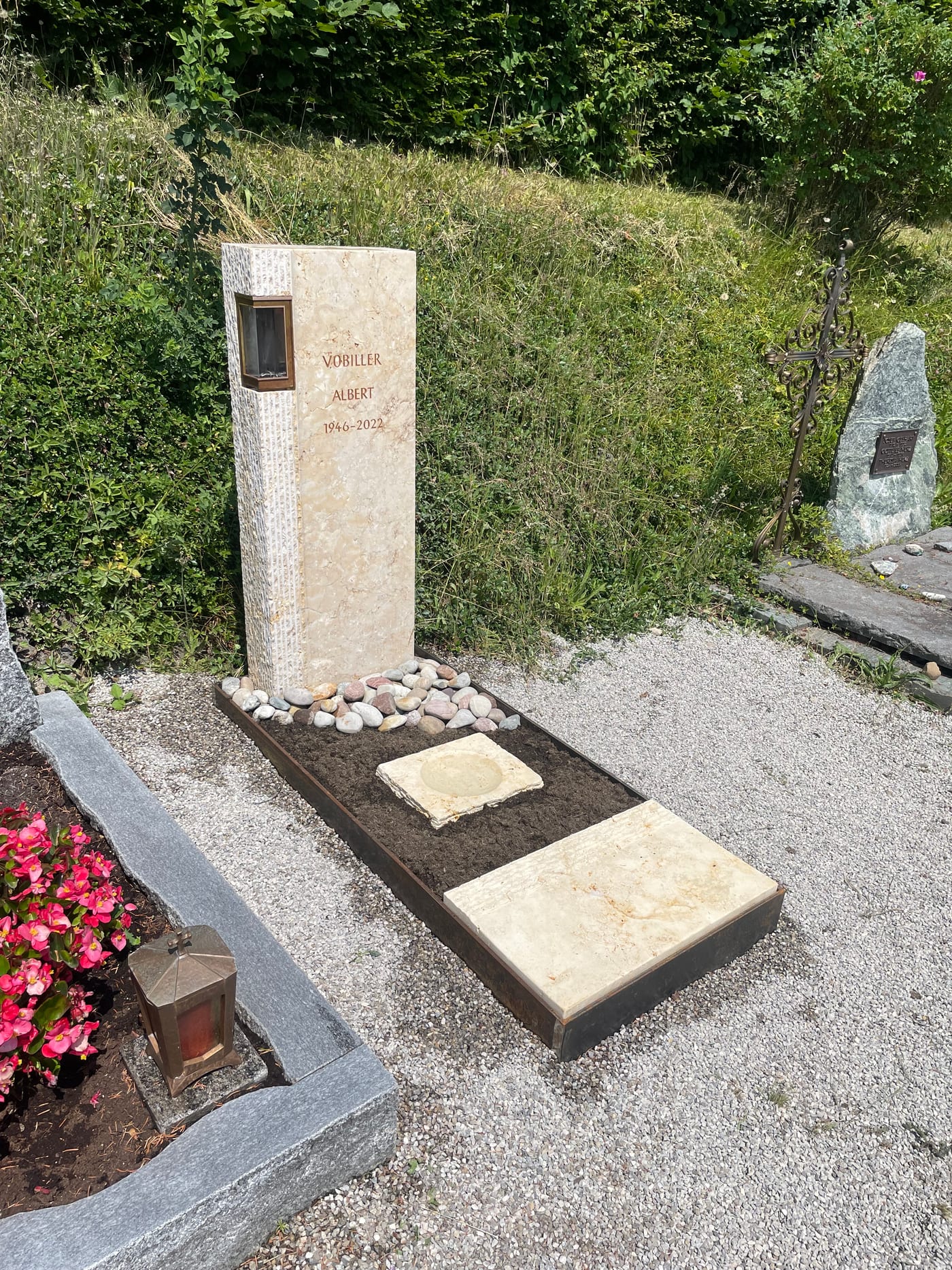 Cremweiße Kalkstein-Stele mit gestockter Oberfläche und seitlich integrierter beleuchteter Laterne – Ansicht 2