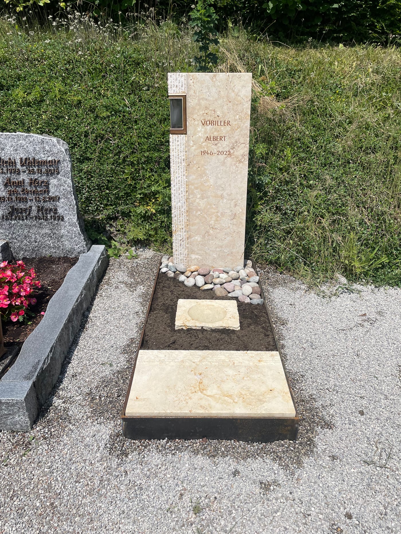 Cremweiße Kalkstein-Stele mit gestockter Oberfläche und seitlich integrierter beleuchteter Laterne – Ansicht 3