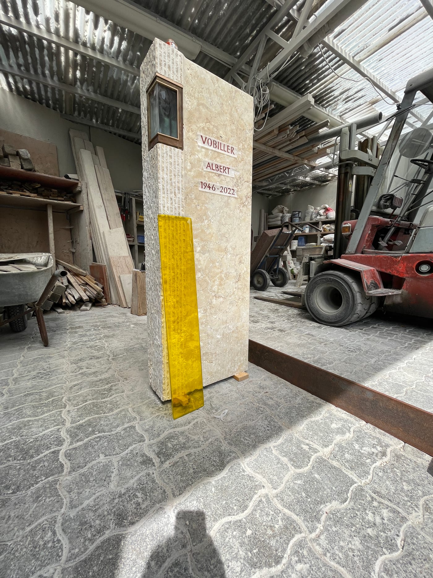 Cremweiße Kalkstein-Stele mit gestockter Oberfläche und seitlich integrierter beleuchteter Laterne – Ansicht 4