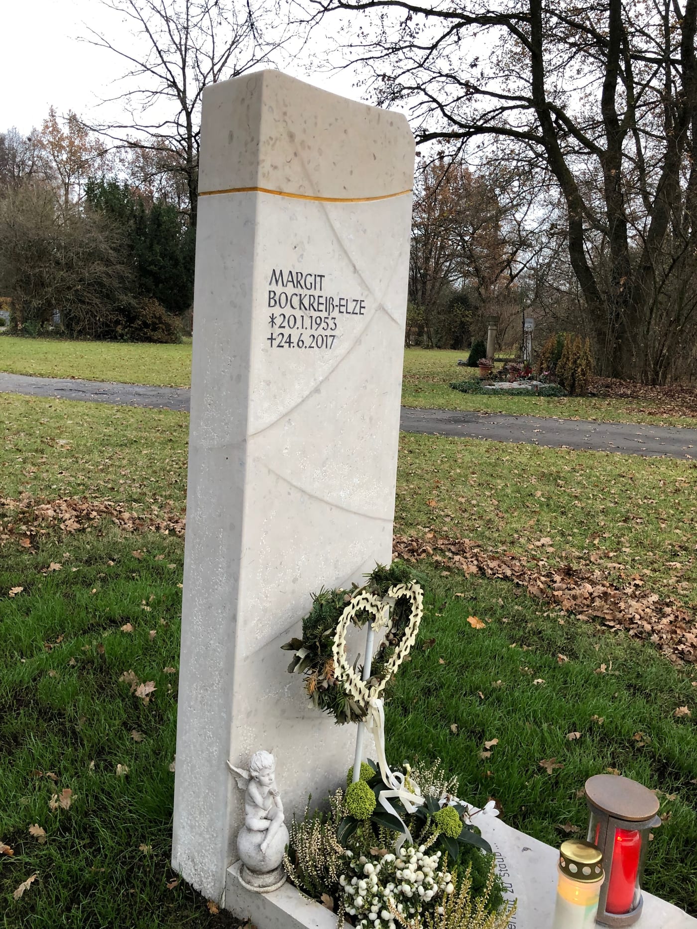 Hohe weiße Kalkstein-Stele mit goldener Diagonallinie – handwerklich von STOI Steinmetzwerkstatt – Ansicht 2
