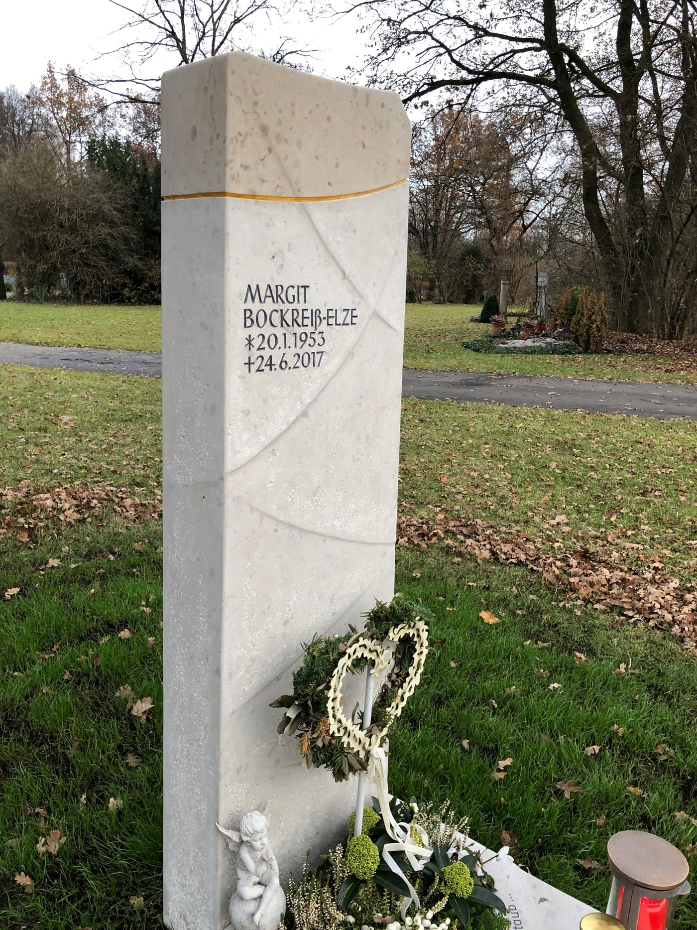 Hohe weiße Kalkstein-Stele mit goldener Diagonallinie – handwerklich von STOI Steinmetzwerkstatt – Ansicht 4