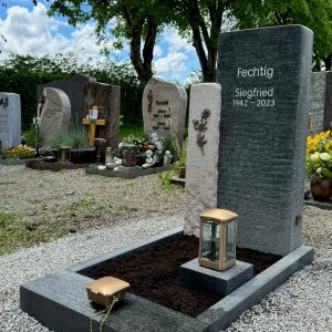 Zweiteiliger Grabstein aus Anthrazitgranit und Naturstein mit integrierter Kerzenlaterne – STOI