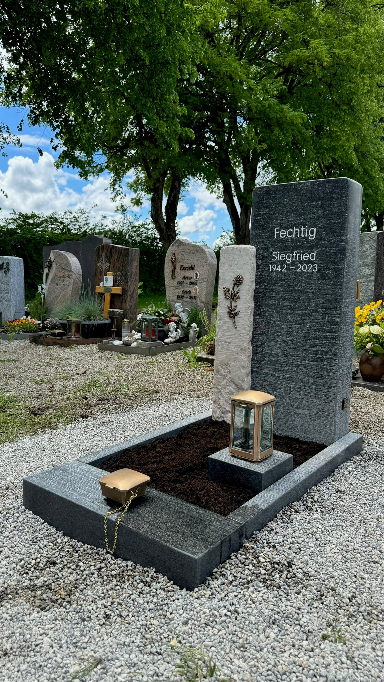 Zweiteiliger Grabstein aus Anthrazitgranit und Naturstein mit integrierter Kerzenlaterne – STOI