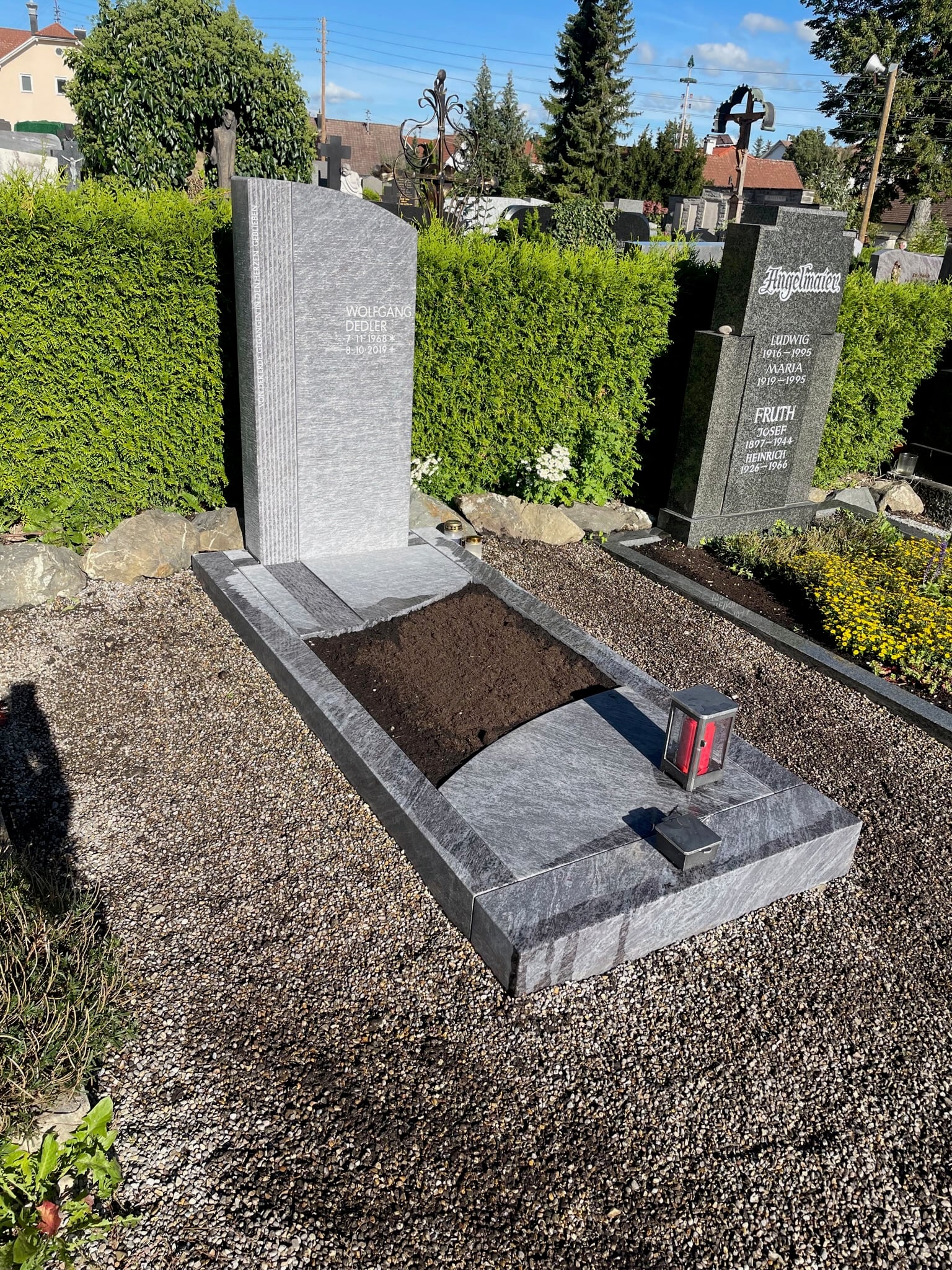 G 430 Gestalteter Granit-Grabstein Stele mit sanft geschwungener Kontur und Hochglanzpolitur – STOI Steinmetzwerkstatt