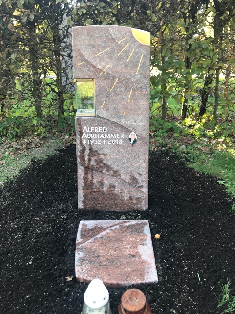 Warmroter Granit-Grabstein mit sandgestrahltem Sonnenmotiv, integrierter Kerze und Porträtmedaillon – Ansicht 3