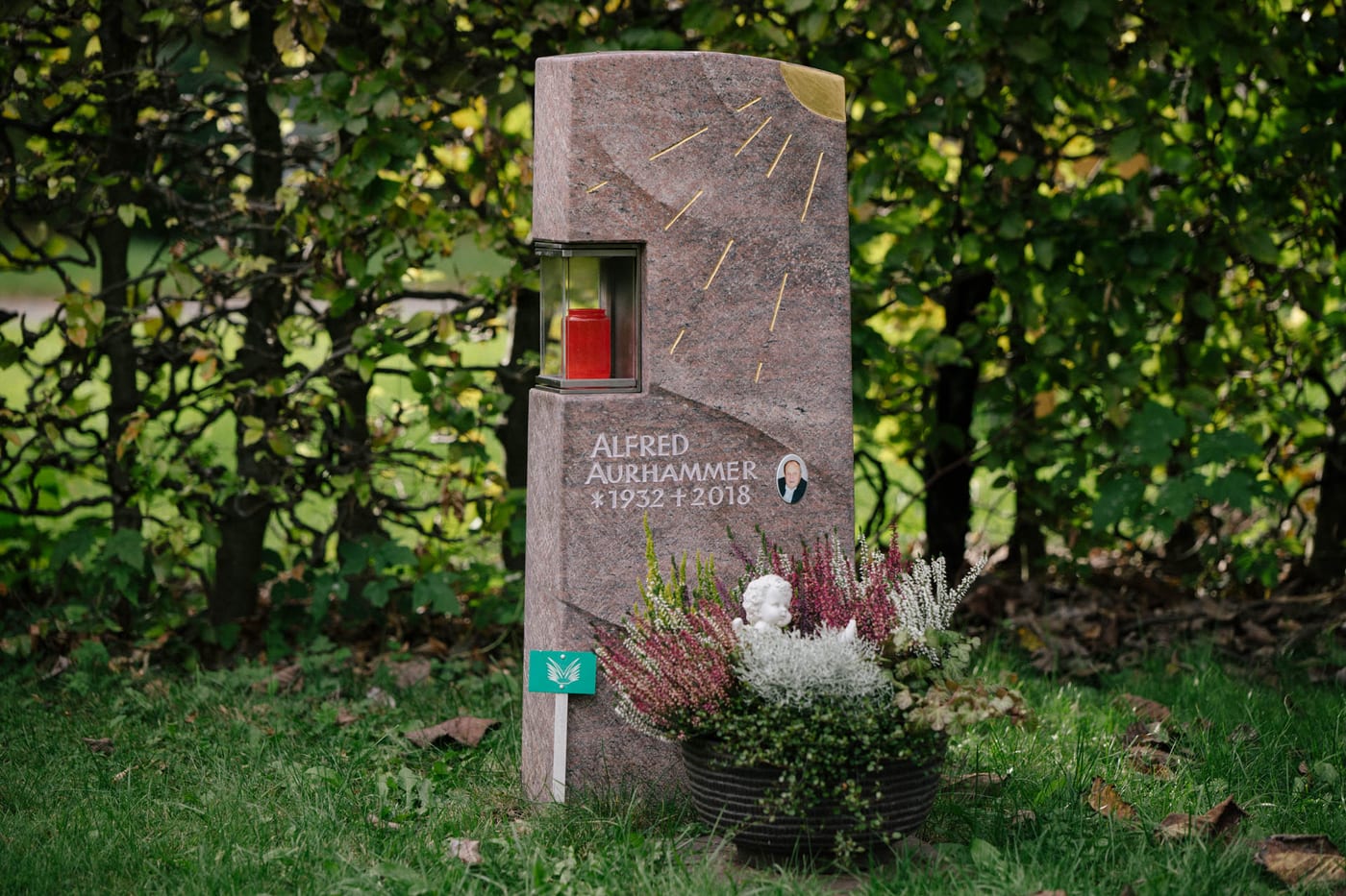 Warmroter Granit-Grabstein mit sandgestrahltem Sonnenmotiv, integrierter Kerze und Porträtmedaillon – Ansicht 4