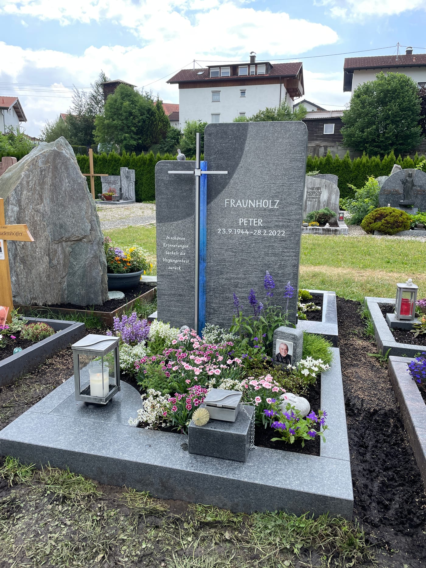 Moderner Grabstein aus anthrazitgrauem Granit mit blauem Glas-Element und silbernem Metallkreuz – Ansicht 2