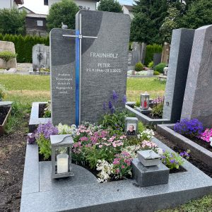 Moderner Grabstein aus anthrazitgrauem Granit mit blauem Glas-Element und silbernem Metallkreuz