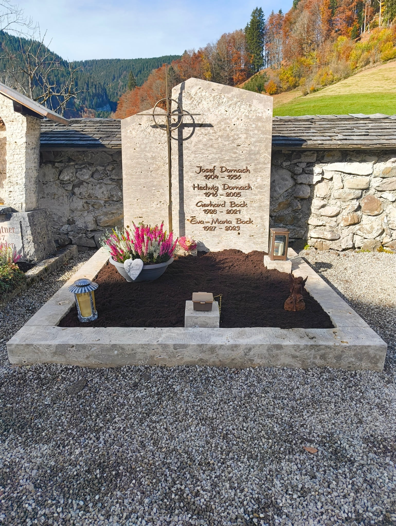 Helle Muschelkalk-Stele mit natürlichen Spaltbruch-Kanten und filigranem Bronzekreuz, STOI
