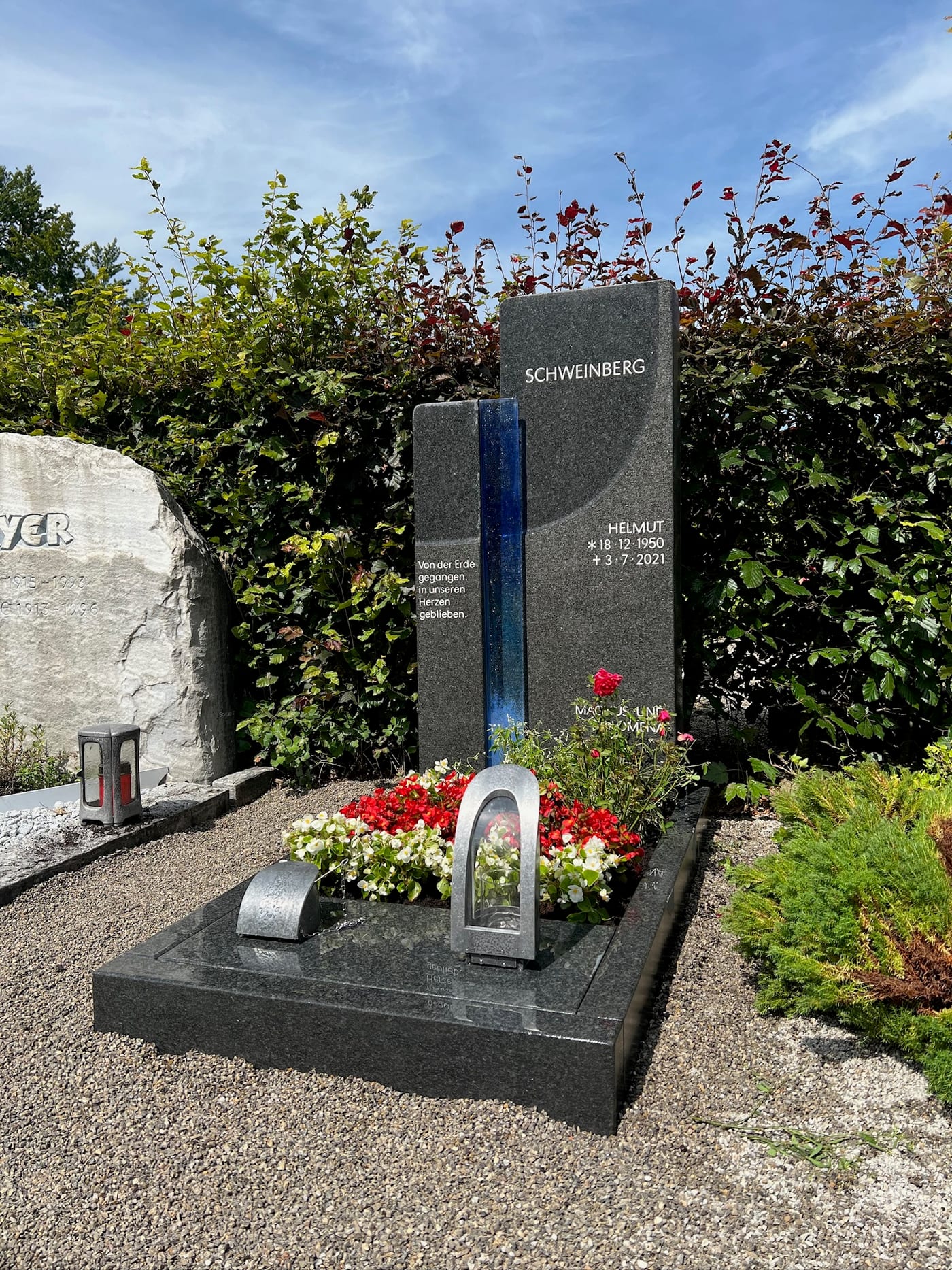 Grauer Granit-Grabstein in Stelenform mit vertikalem leuchtendem Blauglas-Streifen, handwerklich von STOI – Ansicht 2