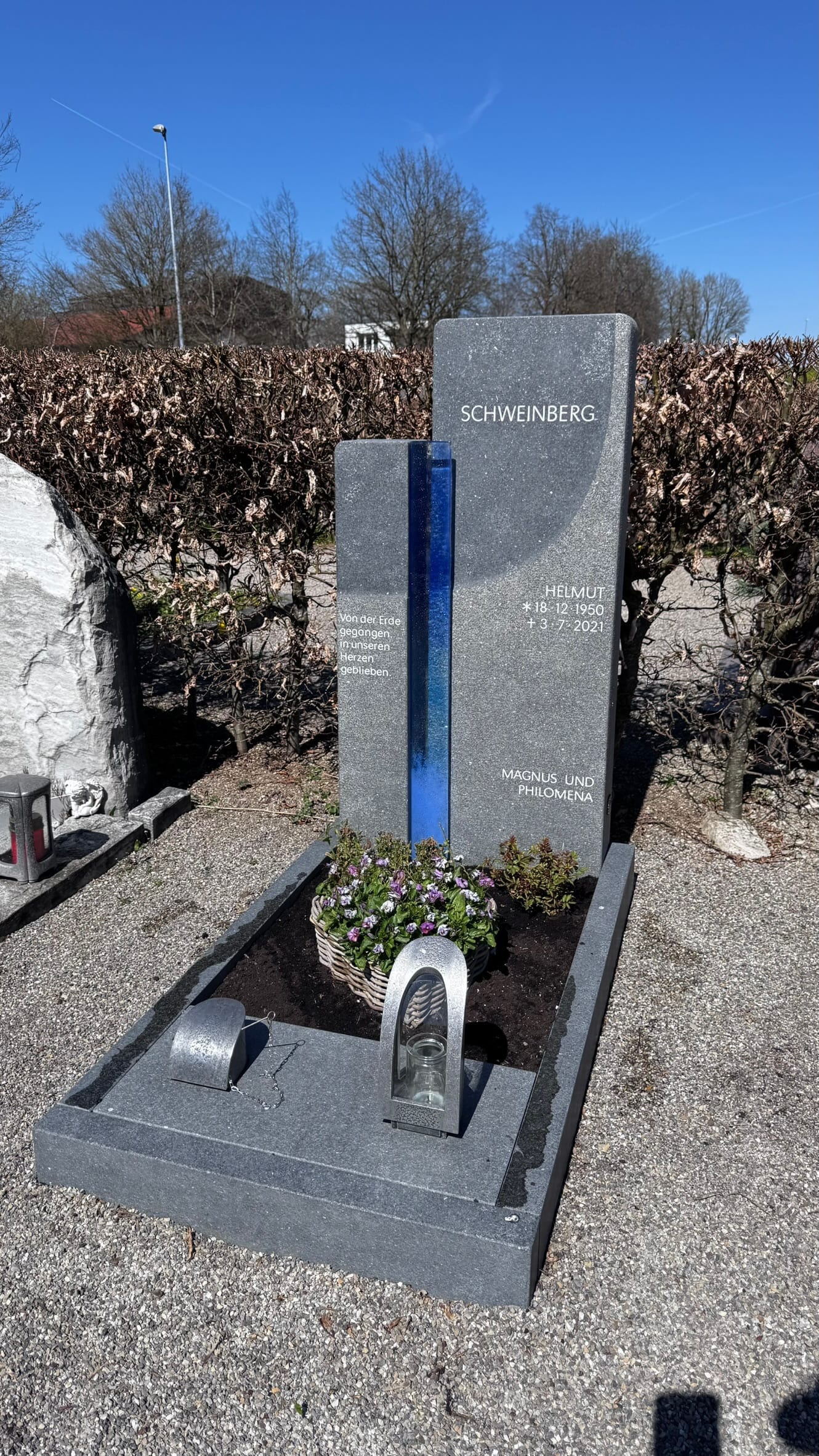 Grauer Granit-Grabstein in Stelenform mit vertikalem leuchtendem Blauglas-Streifen, handwerklich von STOI – Ansicht 3
