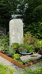 Grabstein aus Jurakalkstein mit Bergpanorama-Motiv — Ansicht 2