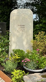 Grabstein aus Jurakalkstein mit sandgestrahltem Bergpanorama-Motiv und naturbelassener Oberfläche