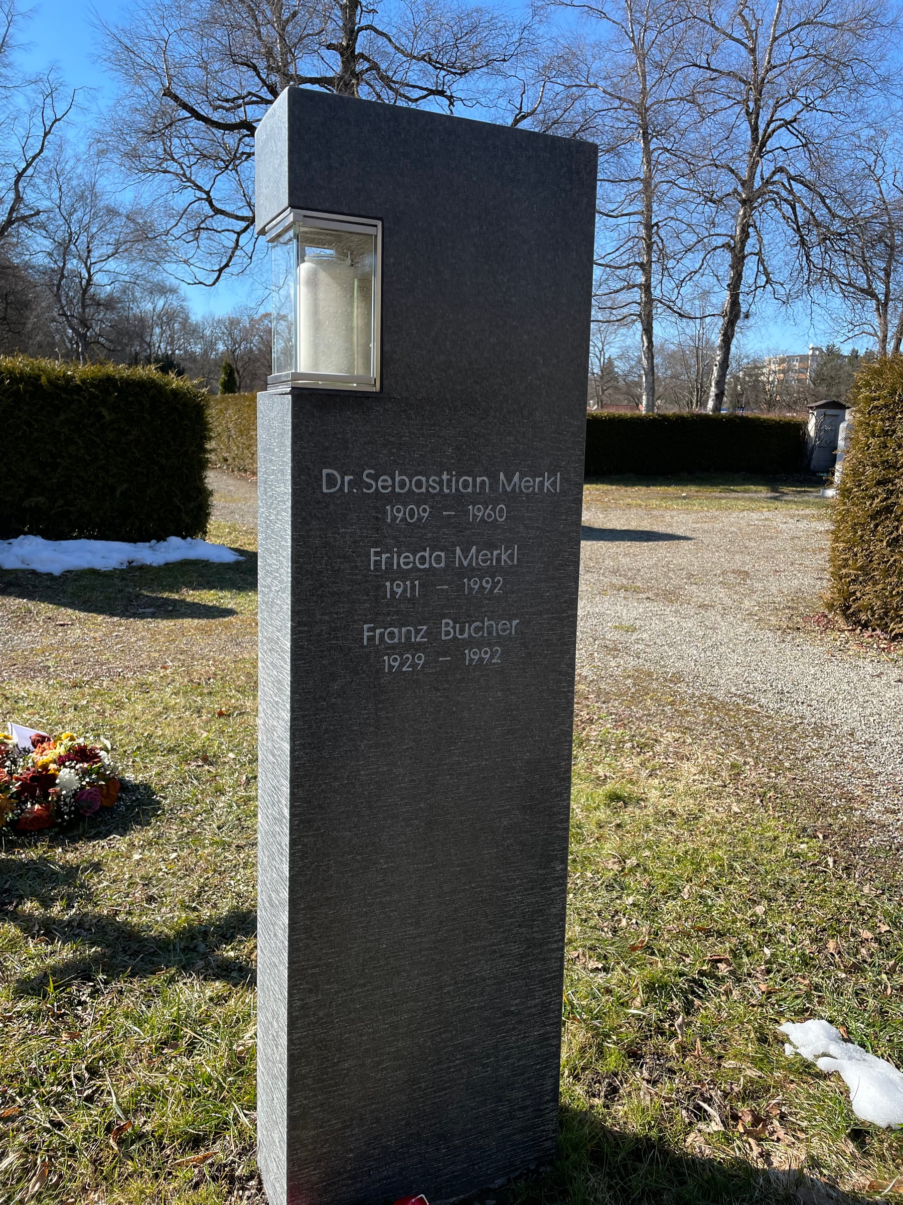 Hohe schwarze Granit-Stele mit seitlich integrierter Kerzennische, STOI Steinmetzwerkstatt