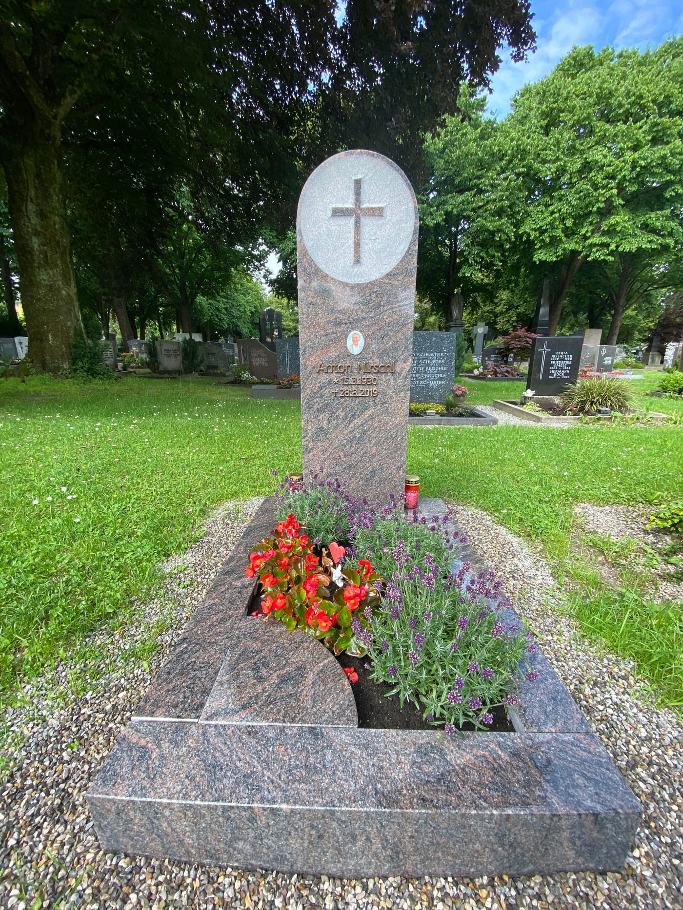 Polierter Grabstein aus Naturstein mit rundem Kreuz-Motiv – Ansicht 2