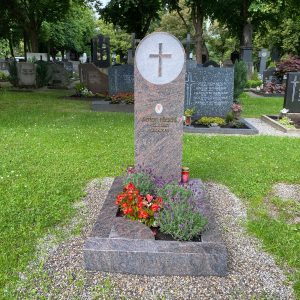 Polierter Grabstein aus Naturstein mit rundem Kreuz-Motiv