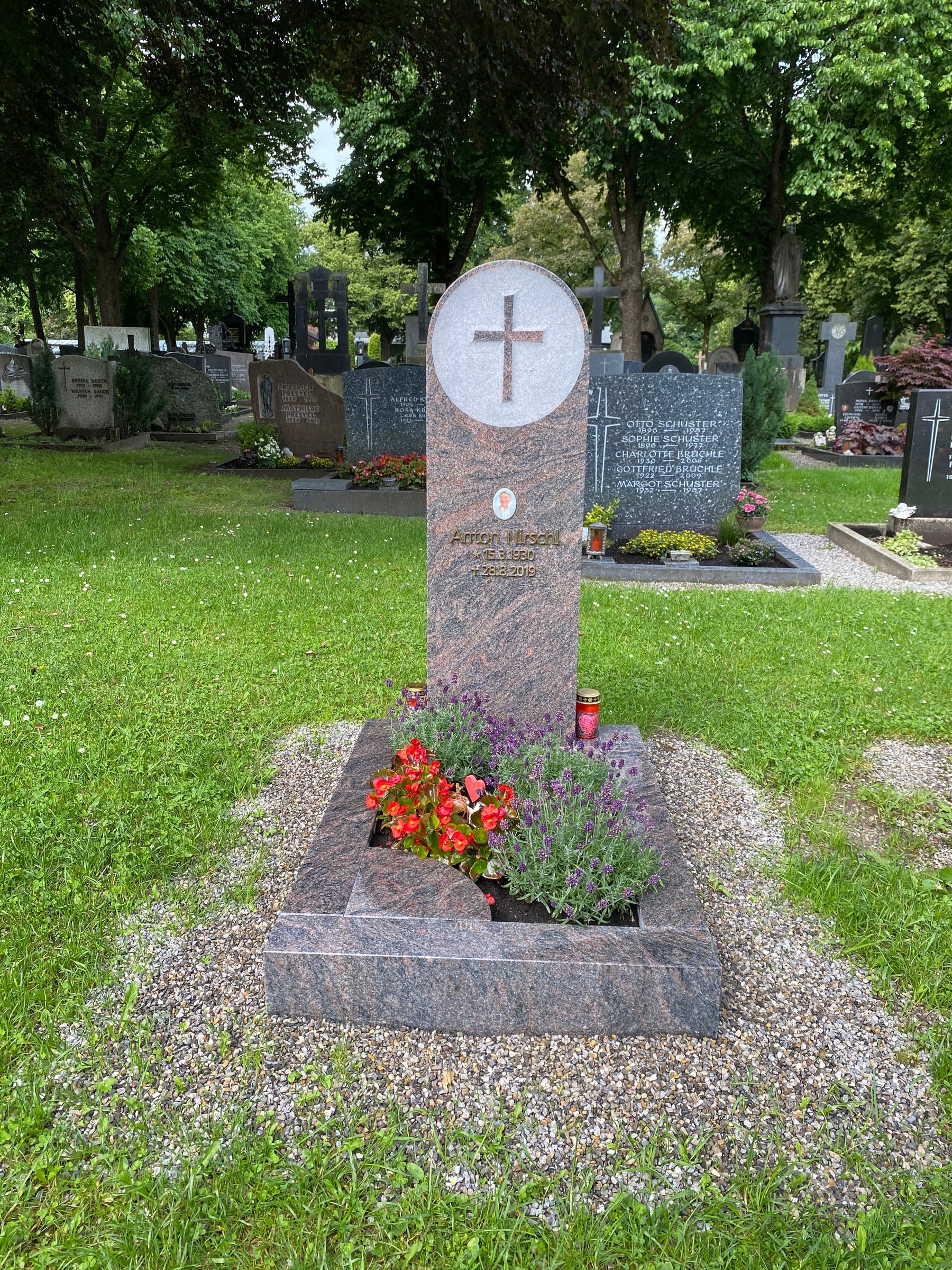 Polierter Grabstein aus Naturstein mit rundem Kreuz-Motiv