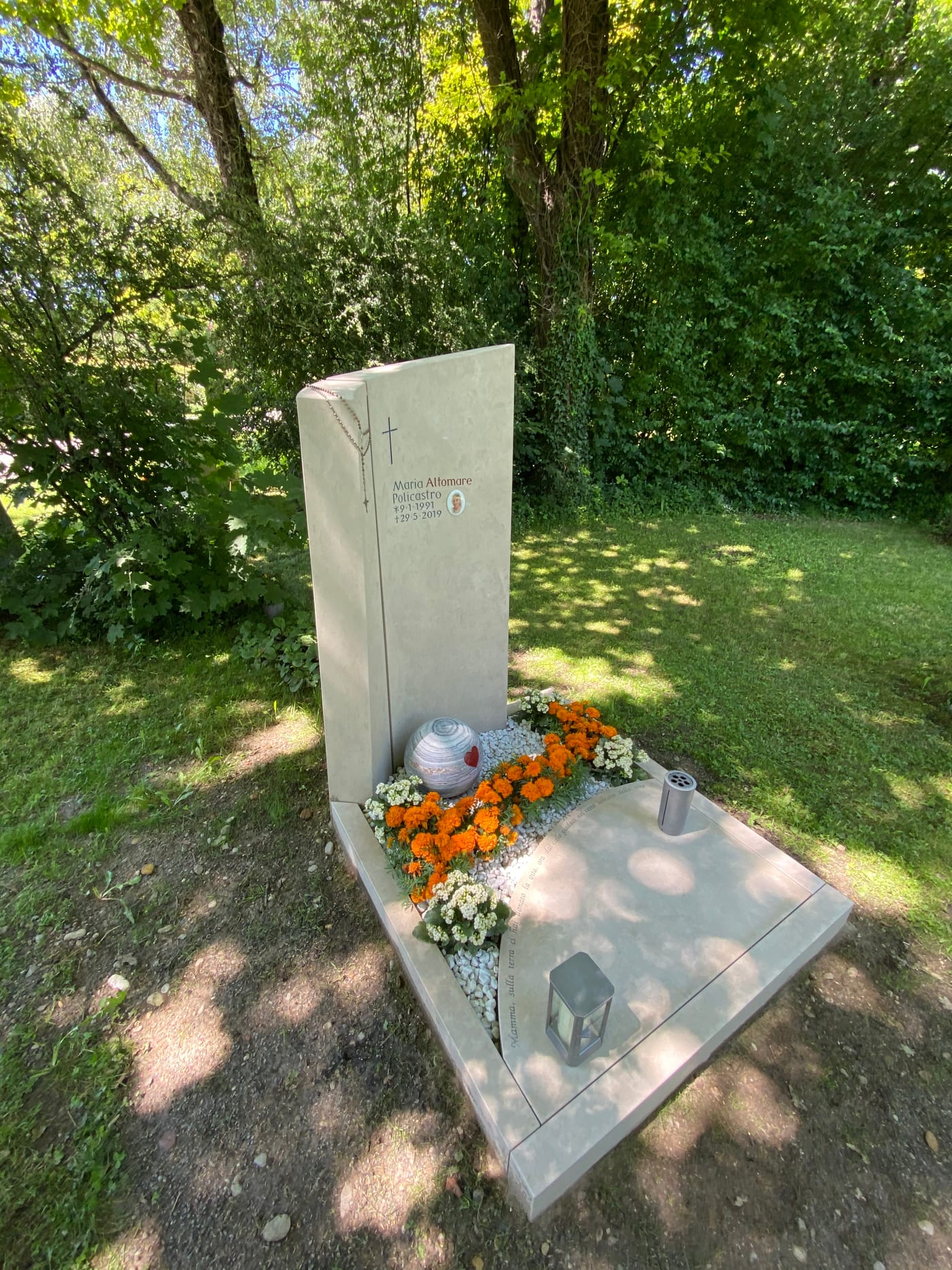 Gestalteter Kalkstein-Grabstein mit Padre-Pio-Figur und Keramikporträt – STOI Steinmetzwerkstatt – Ansicht 2