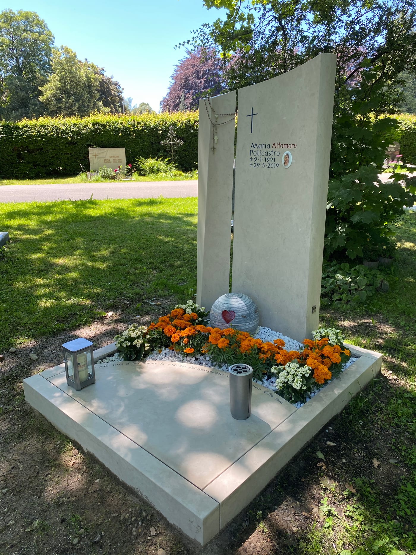 Gestalteter Kalkstein-Grabstein mit Padre-Pio-Figur und Keramikporträt – STOI Steinmetzwerkstatt – Ansicht 3