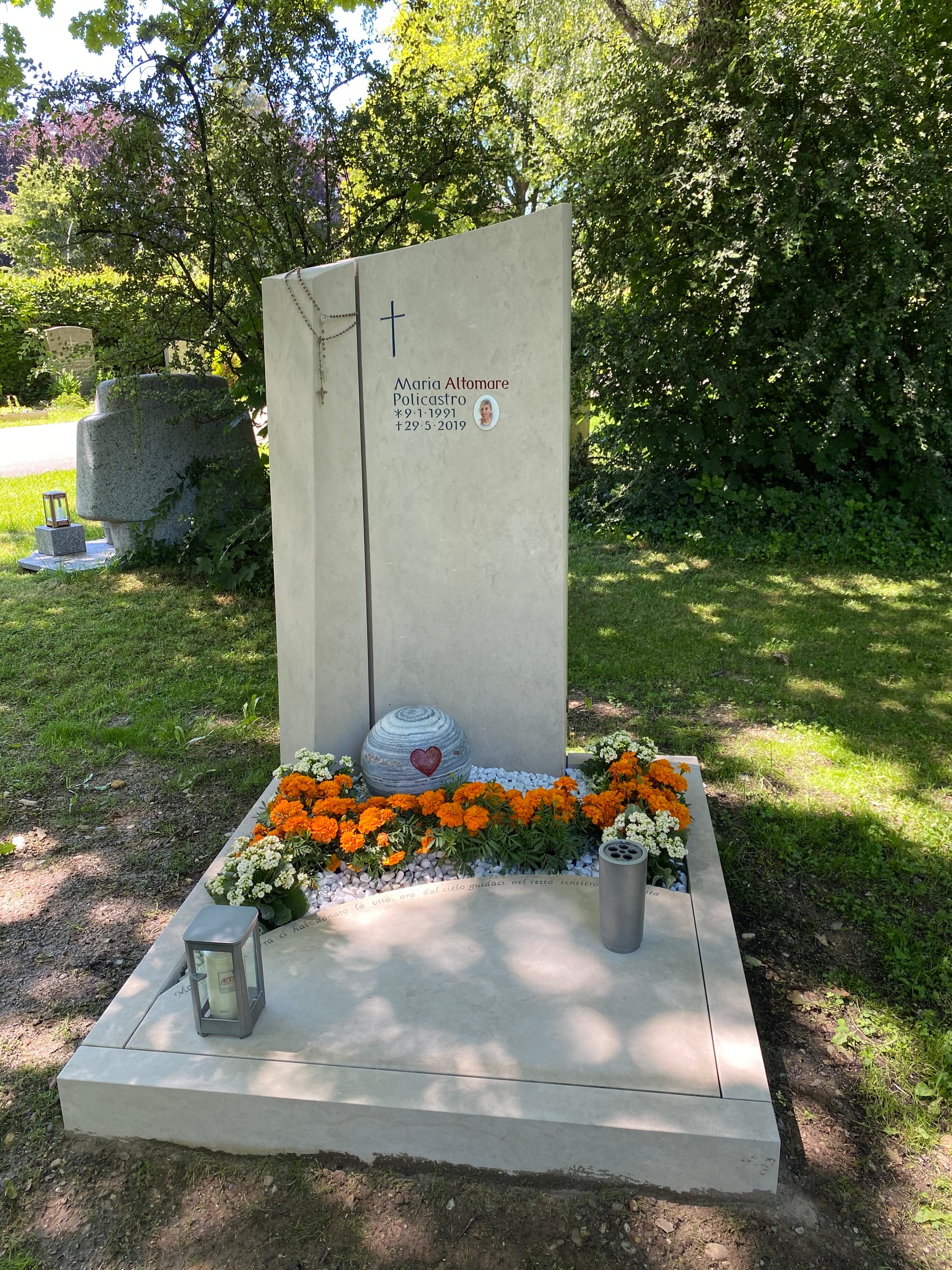 Gestalteter Kalkstein-Grabstein mit Padre-Pio-Figur und Keramikporträt – STOI Steinmetzwerkstatt