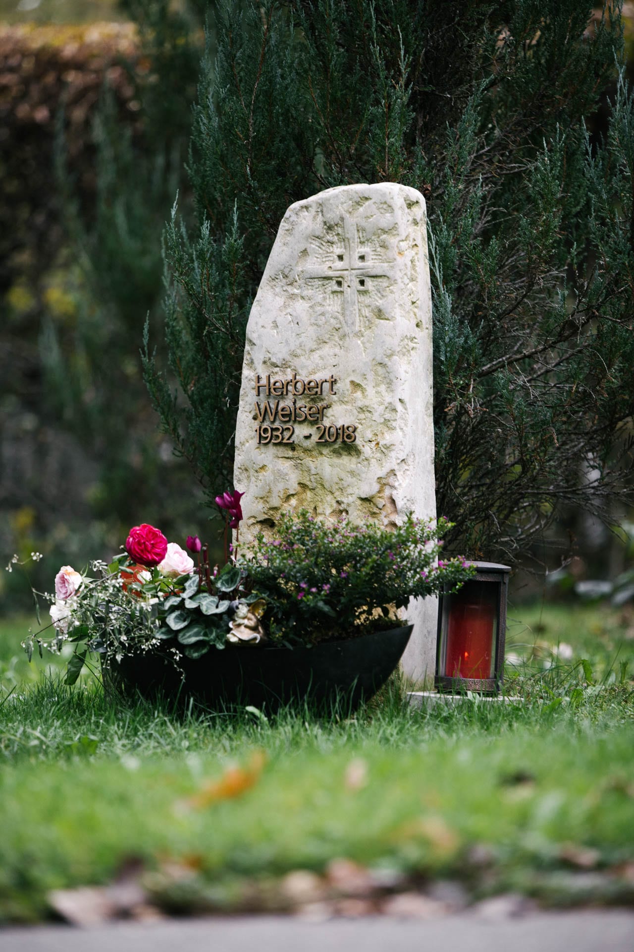 Naturbelassener Kalkstein-Findling als Grabstein mit eingravierten Kreuz und goldener Inschrift – Ansicht 2