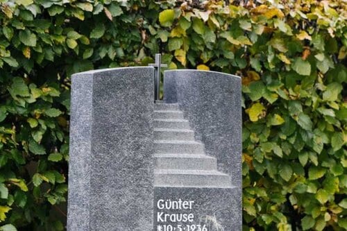 Gestalterischer Granit-Grabstein mit aufsteigendem Stufenmotiv — Ansicht 2