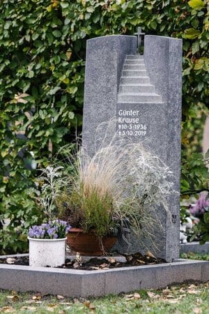 Gestalterischer Granit-Grabstein mit aufsteigendem Stufenmotiv — Ansicht 3