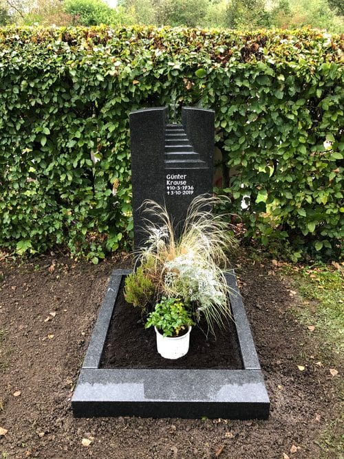 Gestalterischer Granit-Grabstein mit aufsteigendem Stufenmotiv — Ansicht 4