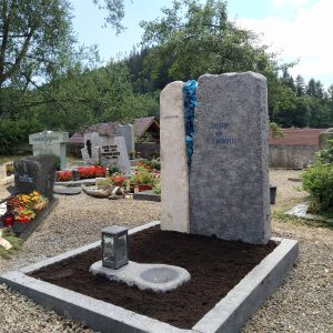 G 502 Gestalteter Grabstein Kalkstein mit Glasstele und Kreuz – STOI Steinmetzwerkstatt