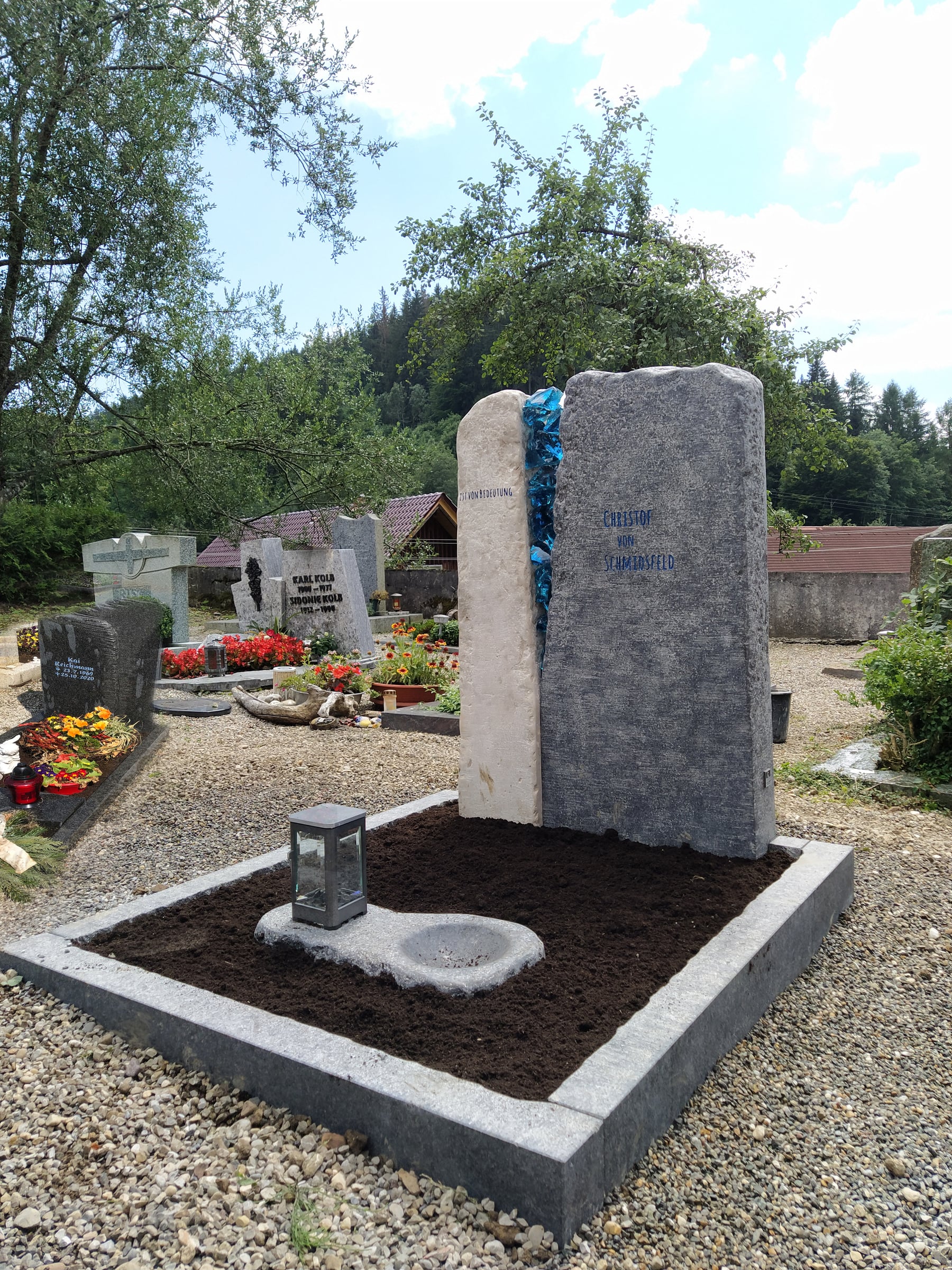 G 502 Gestalteter Grabstein Kalkstein mit Glasstele und Kreuz – STOI Steinmetzwerkstatt