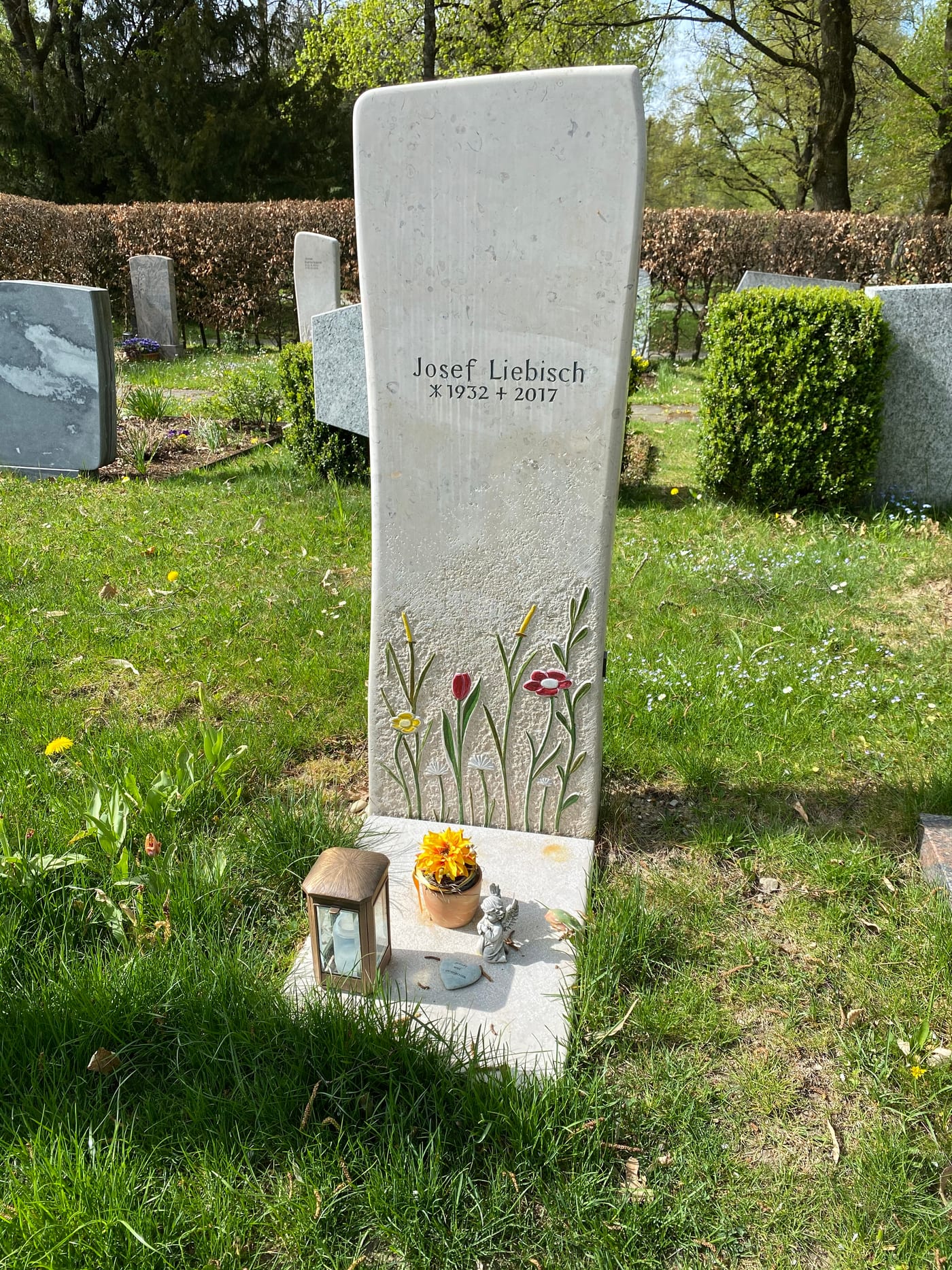 Heller Kalkstein-Grabstein mit handgemeißeltem Blumenrelief aus Tulpen und Stängeln mit Farbakzenten – Ansicht 2