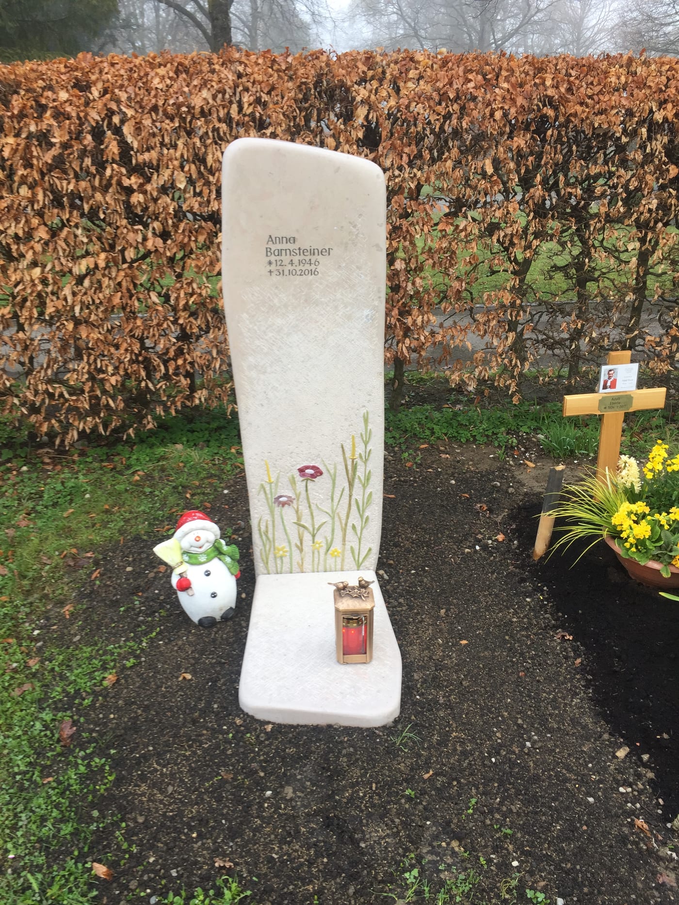 Heller Kalkstein-Grabstein mit handgemeißeltem Blumenrelief aus Tulpen und Stängeln mit Farbakzenten – Ansicht 3