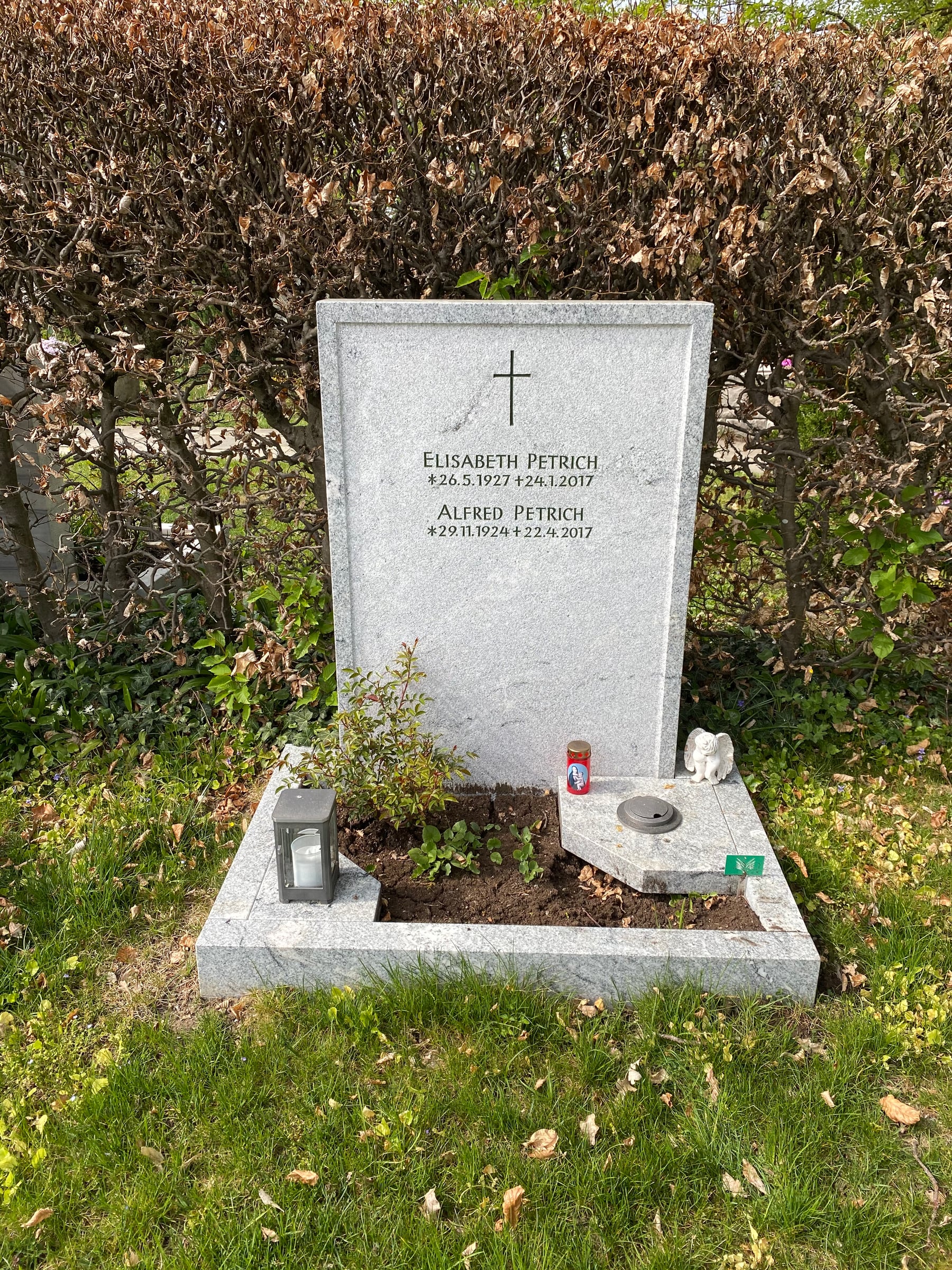 Schlichter Grabstein aus hellem Naturstein mit eingraviertem Kreuz als Doppelgrab-Grabmal